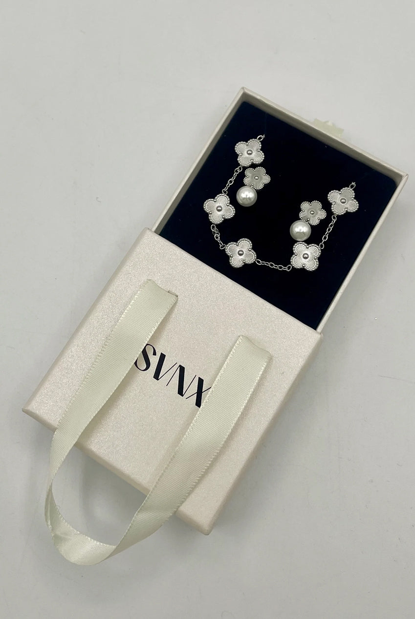 Clover Bracelet & Earrings With Pearl Detail In Silver JE403221