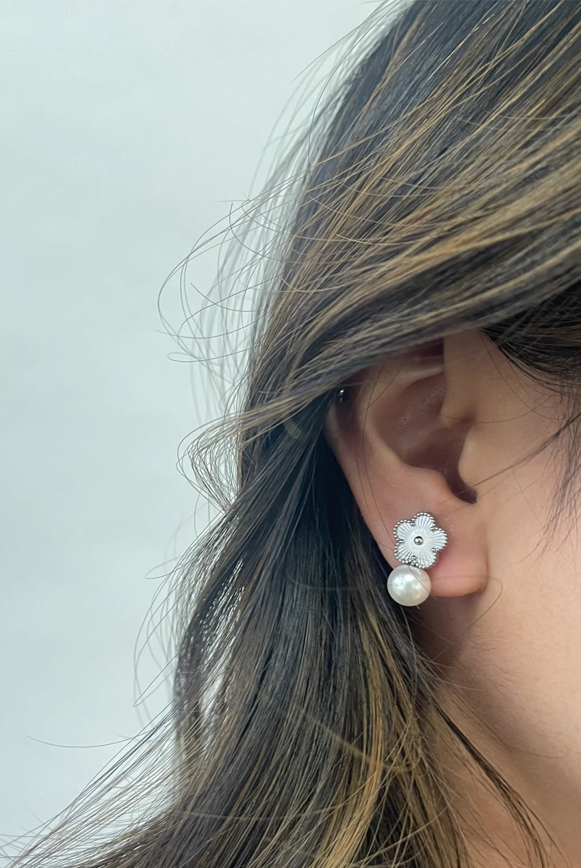 Clover Bracelet & Earrings With Pearl Detail In Silver JE403221