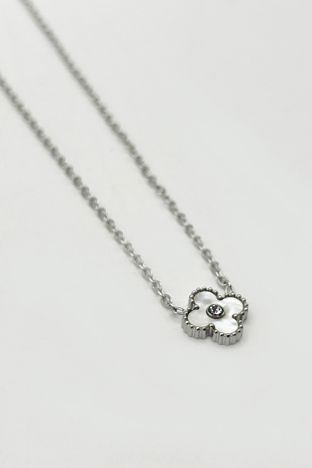 Mini Clover Necklace In Silver White With Gift Box JE404621
