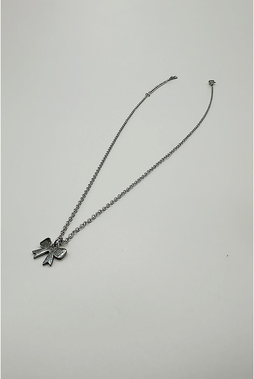 Mini Bow Pendant Necklace In Silver JE412321