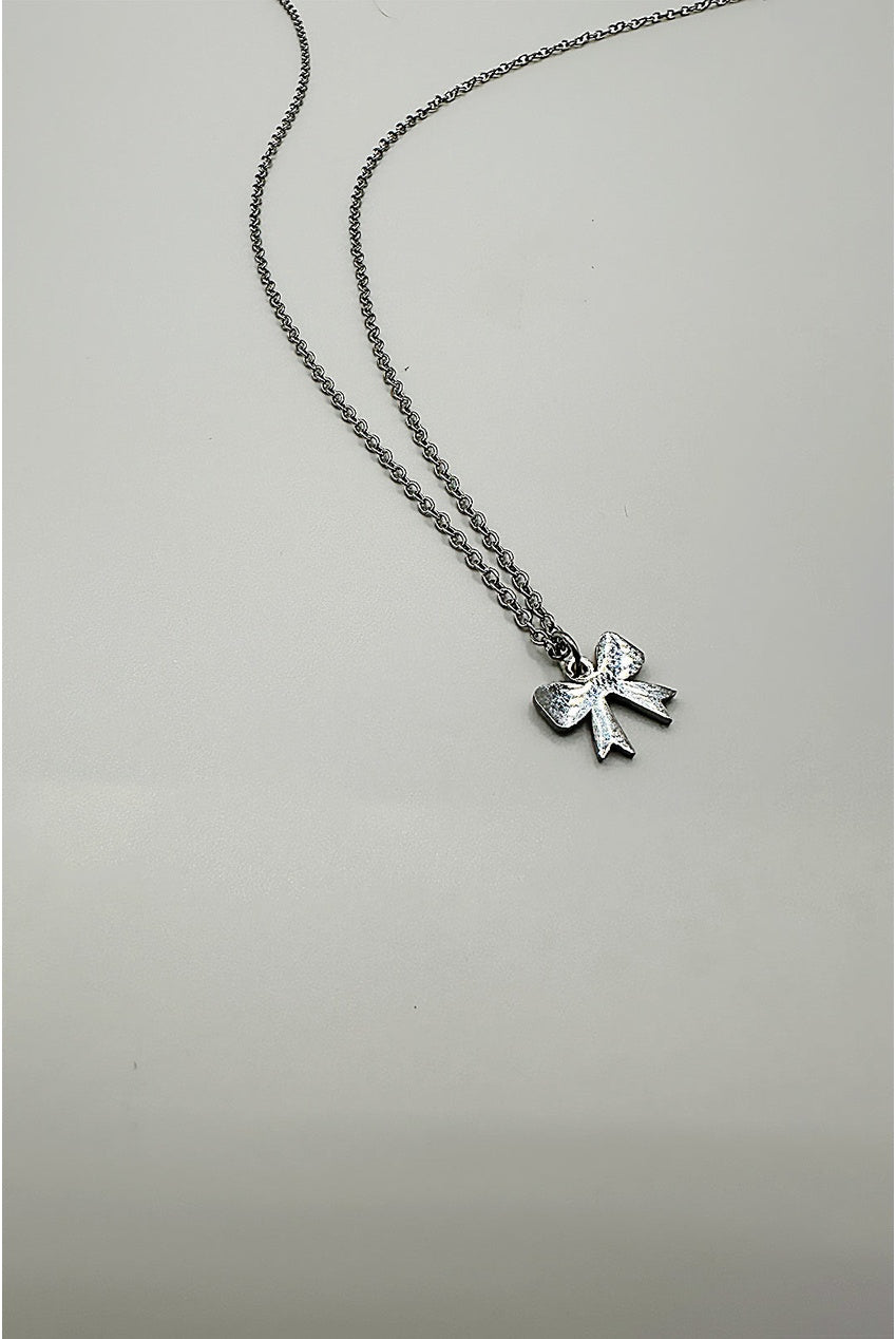 Mini Bow Pendant Necklace In Silver JE412321