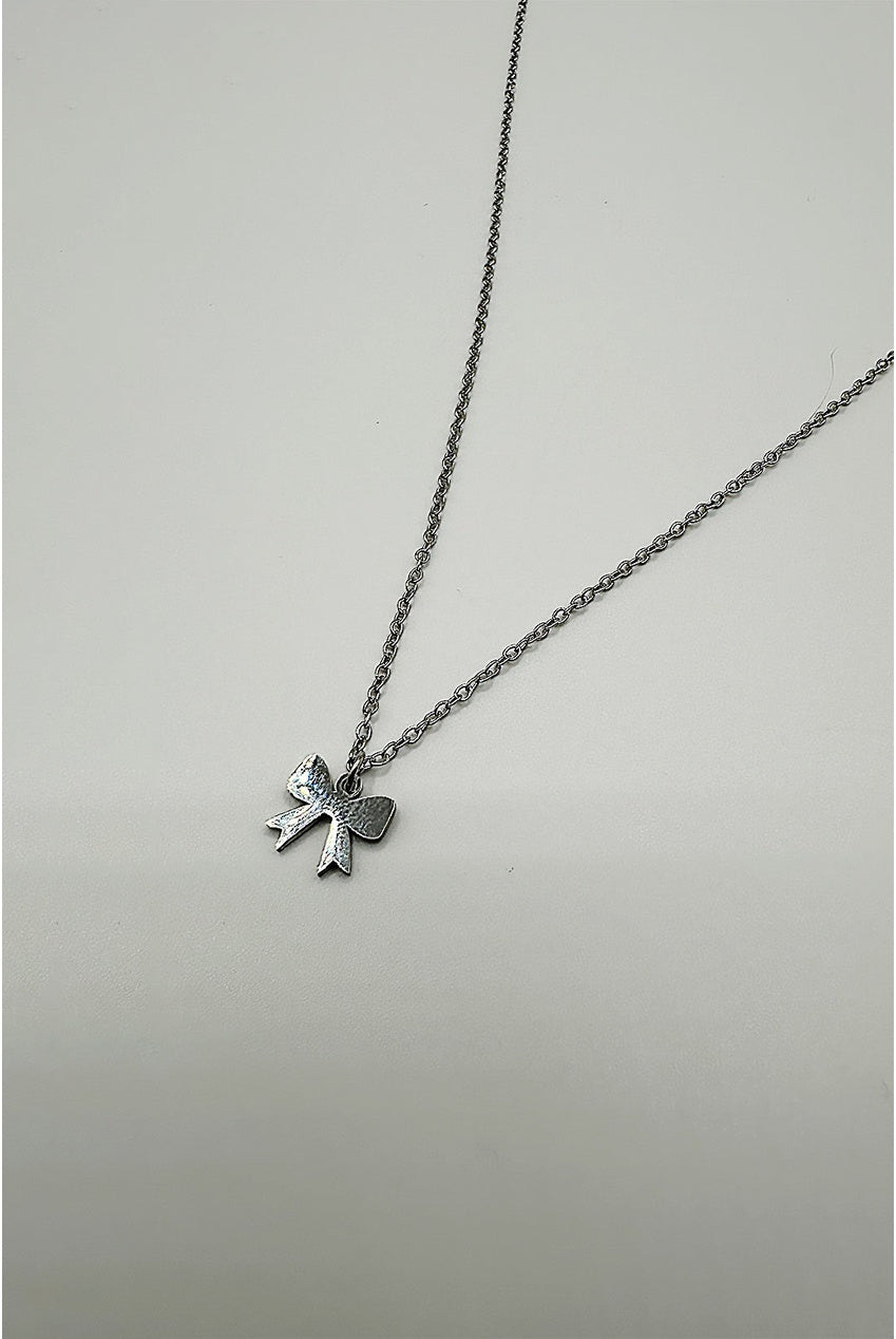 Mini Bow Pendant Necklace In Silver JE412321