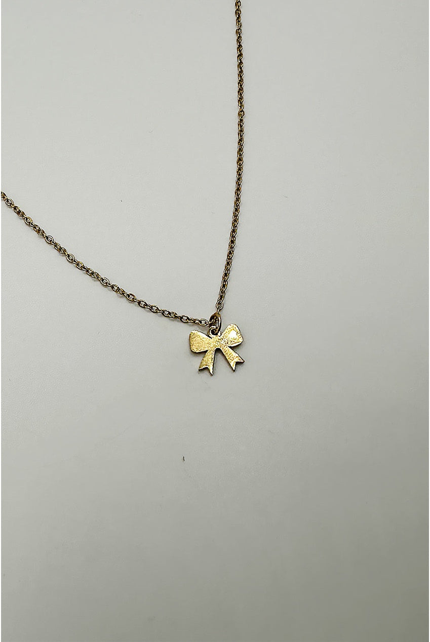 Mini Bow Pendant Necklace In Gold JE412424