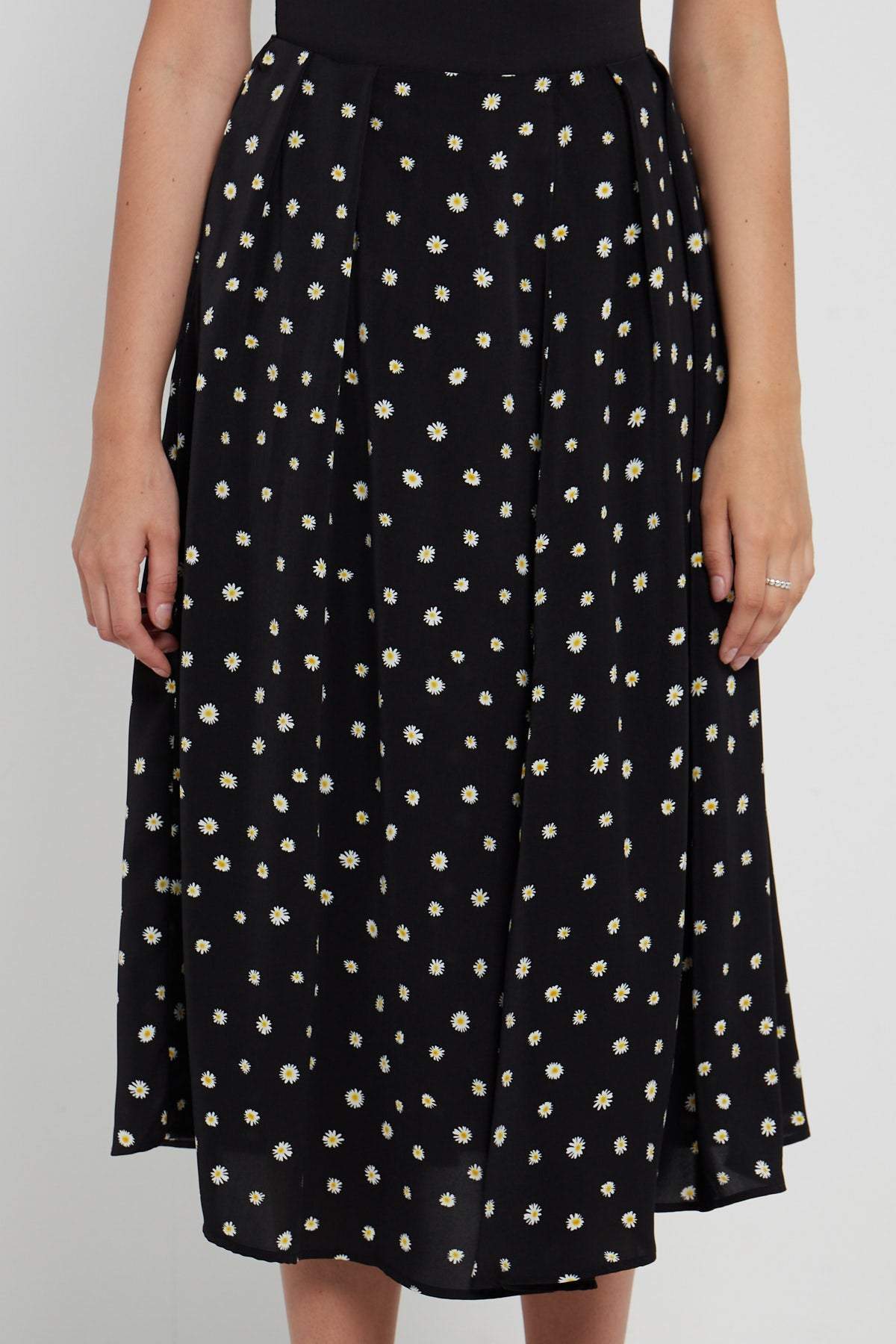 Black Daisy Printed Side Slit Pleated Midi Skirt LS-2145-Q4