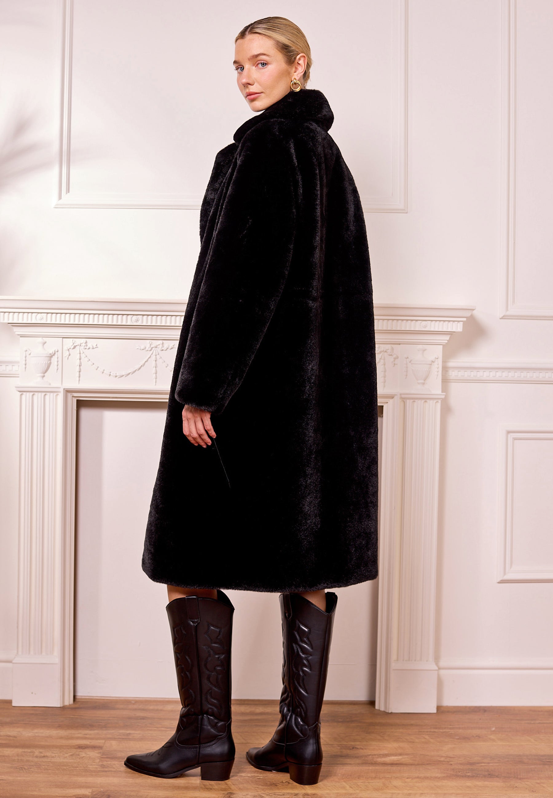 Faux Fur Coat In Black M039051
