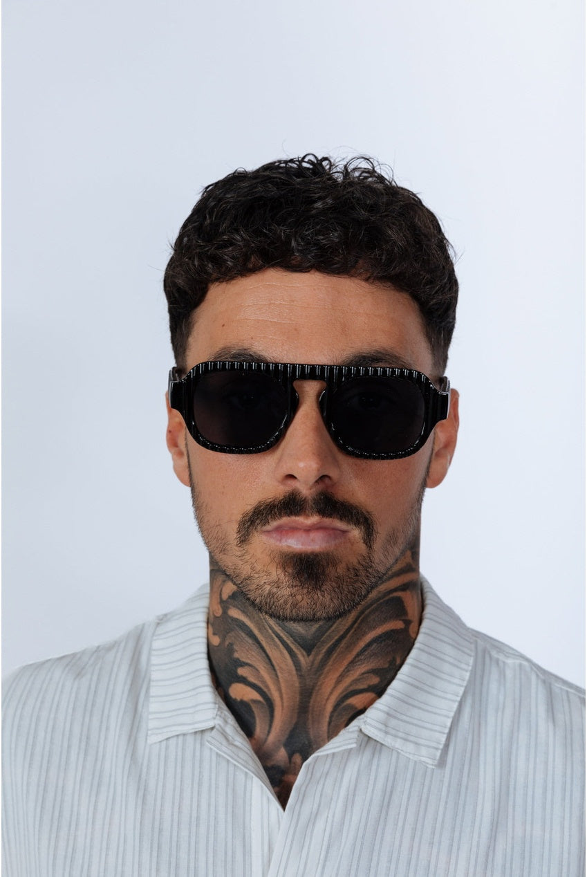 Retro Ribbed Navigator Sunglasses In Black SG2500202