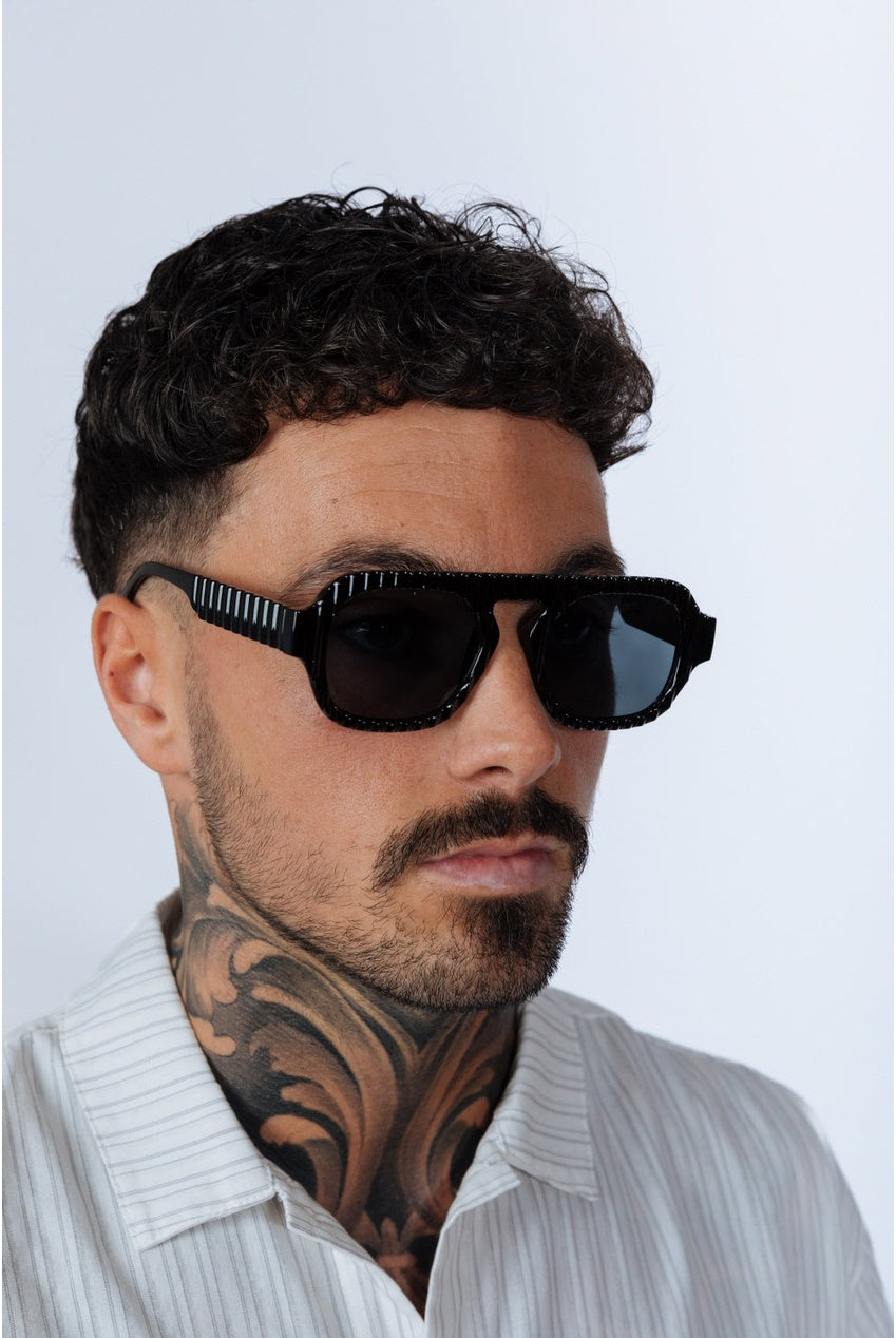 Retro Ribbed Navigator Sunglasses In Black SG2500202