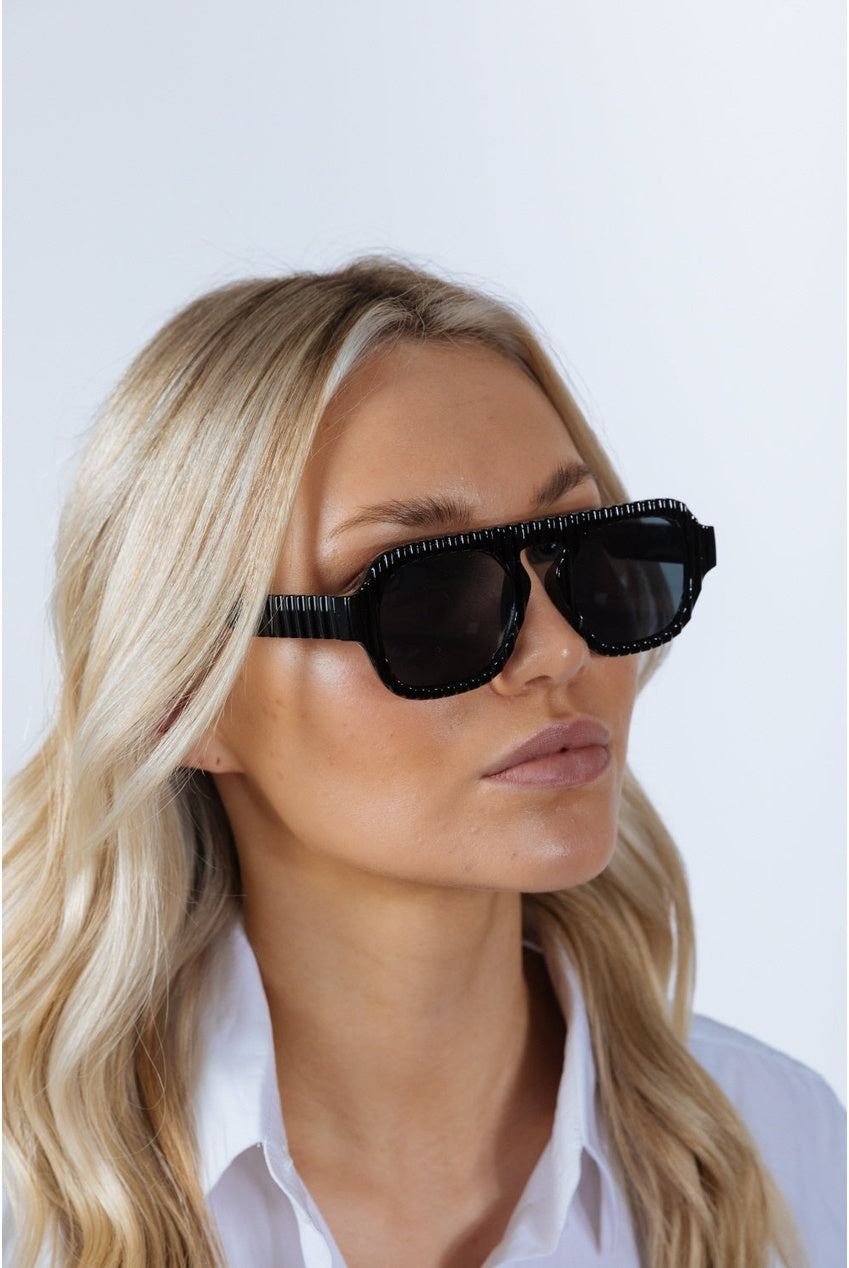 Retro Ribbed Navigator Sunglasses In Black SG2500202