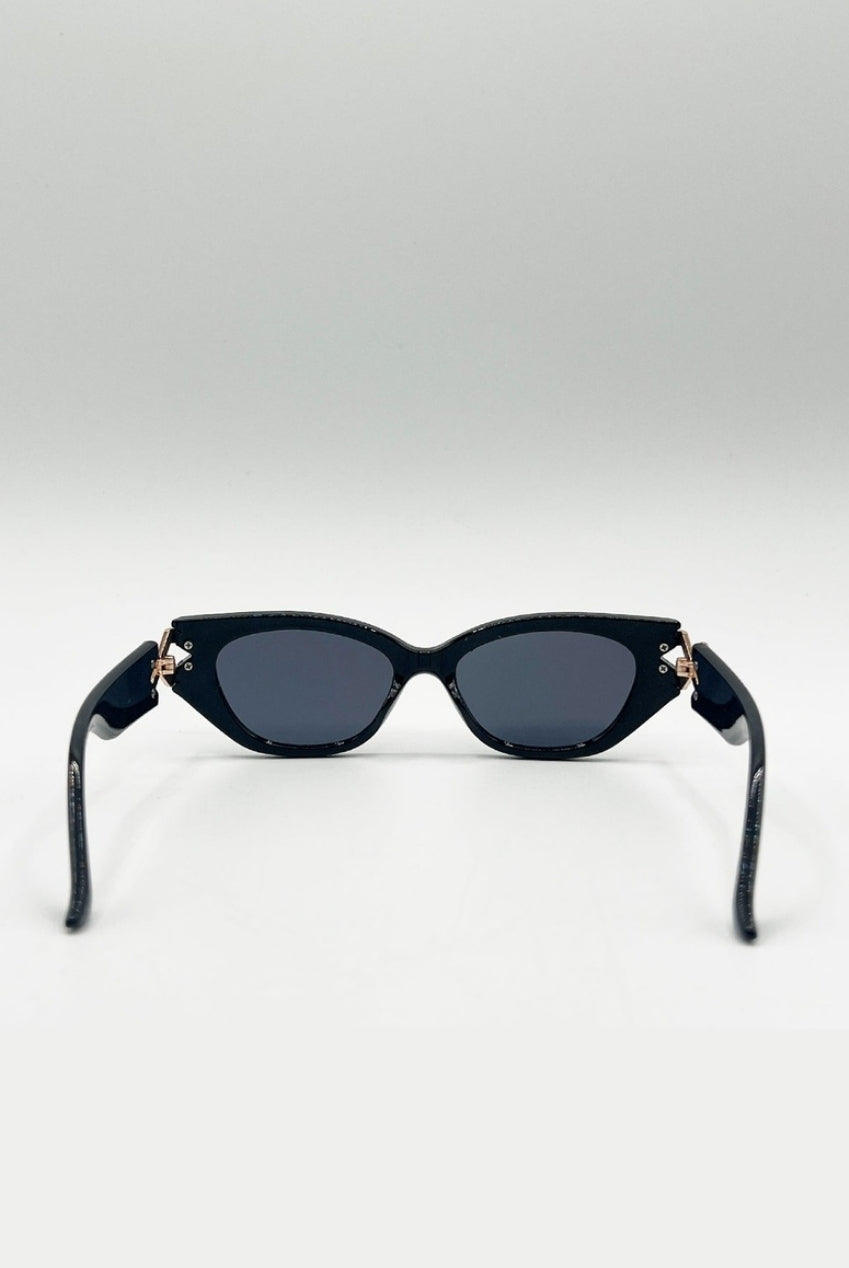 Cat-Eye Sunglasses With Side Detail In Black SG2500702