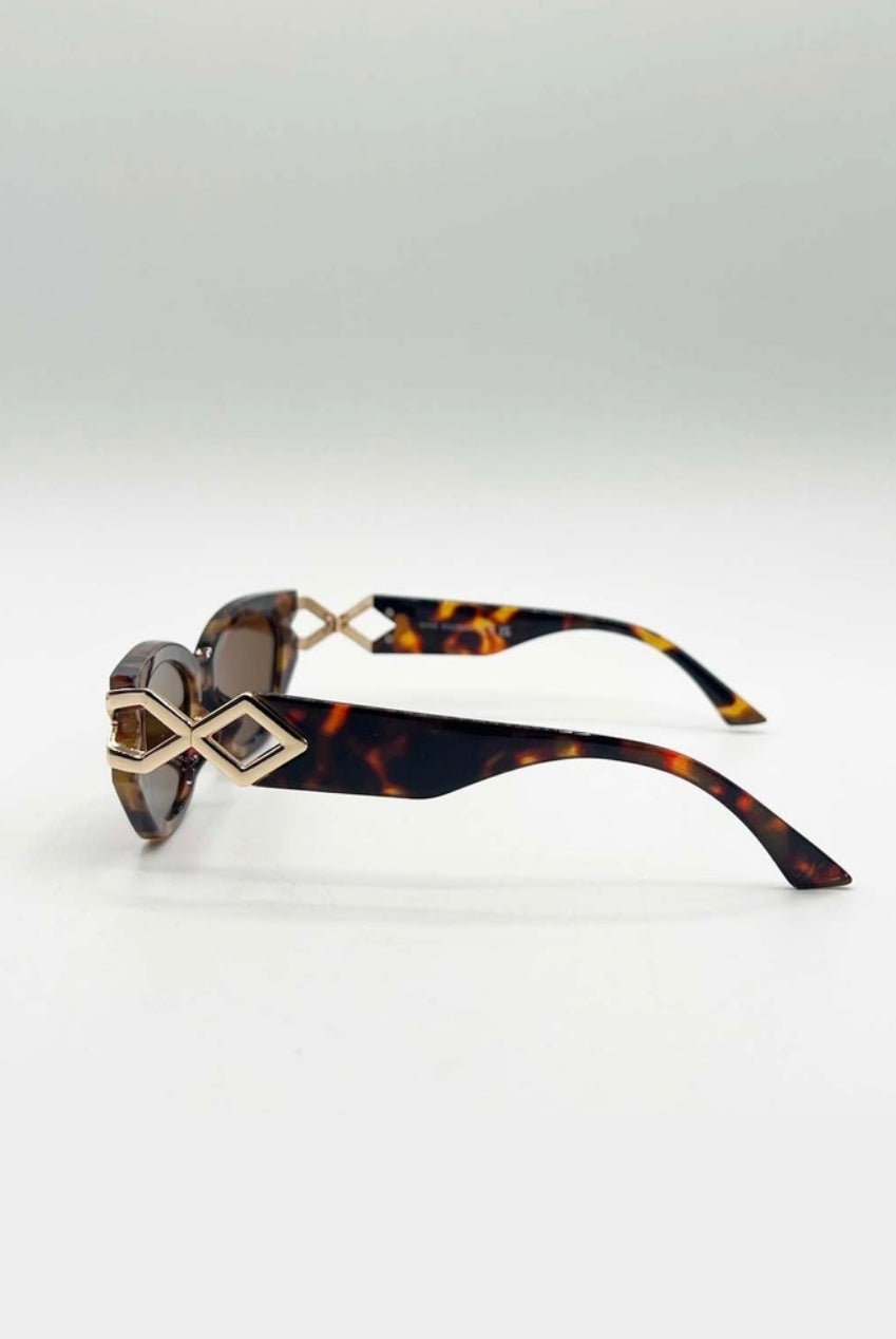 Cat-Eye Sunglasses With Side Detail In Tortoiseshell SG2500705