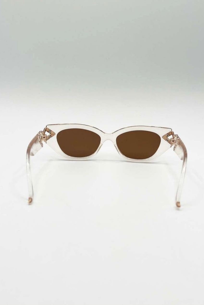 Cat-Eye Sunglasses With Side Detail In Clear Beige SG2500728
