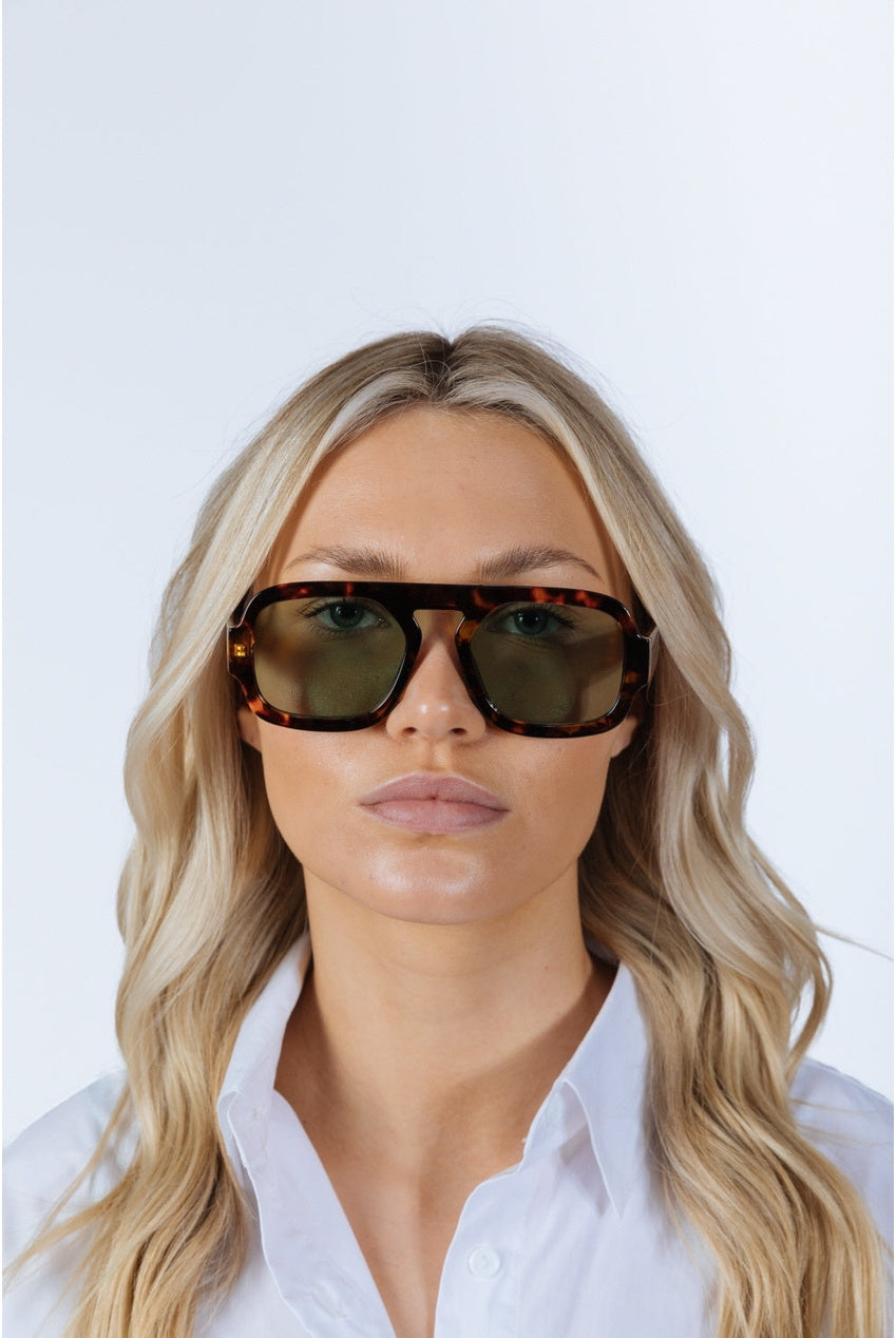Retro Navigator Sunglasses In Green Brown Tortoiseshell SG2501317