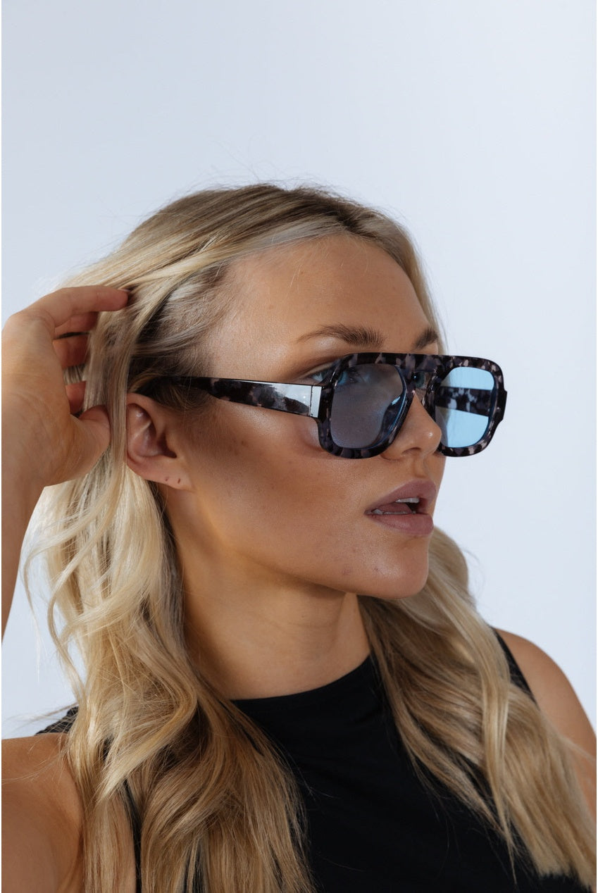 Tortoise Retro Navigator Sunglasses In Grey Blue SG2501320
