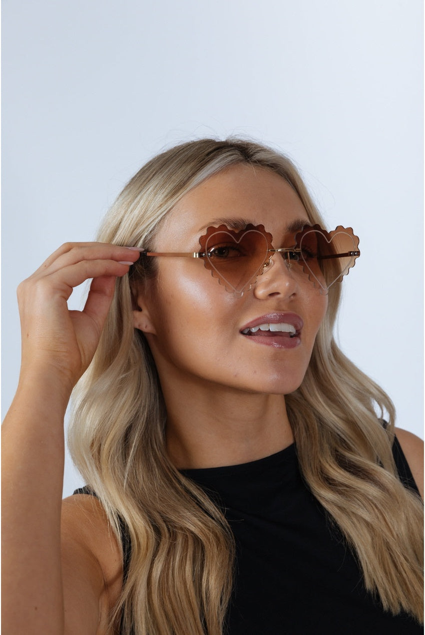 Scallop Heart Sunglasses In Brown SG2502406