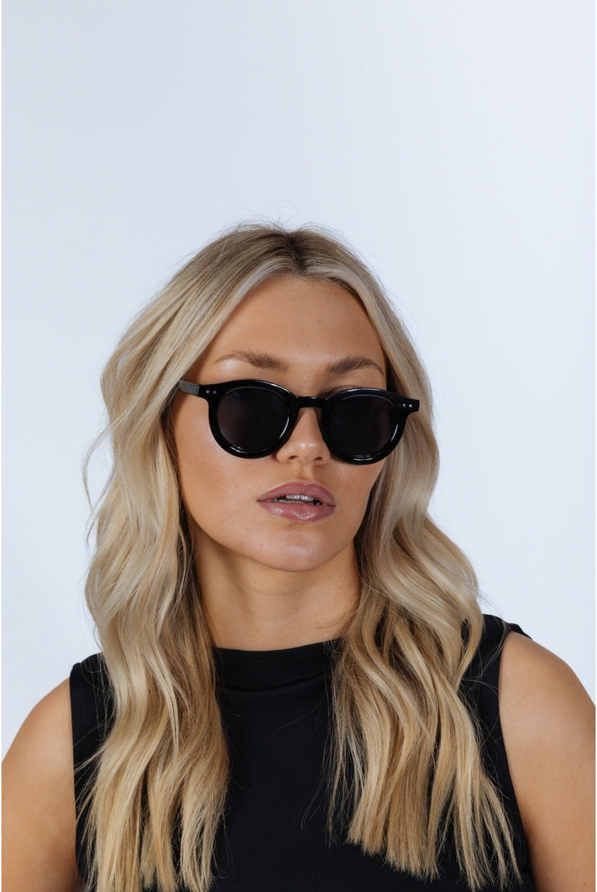 Bold Rounded Sunglasses In Black SG2502702