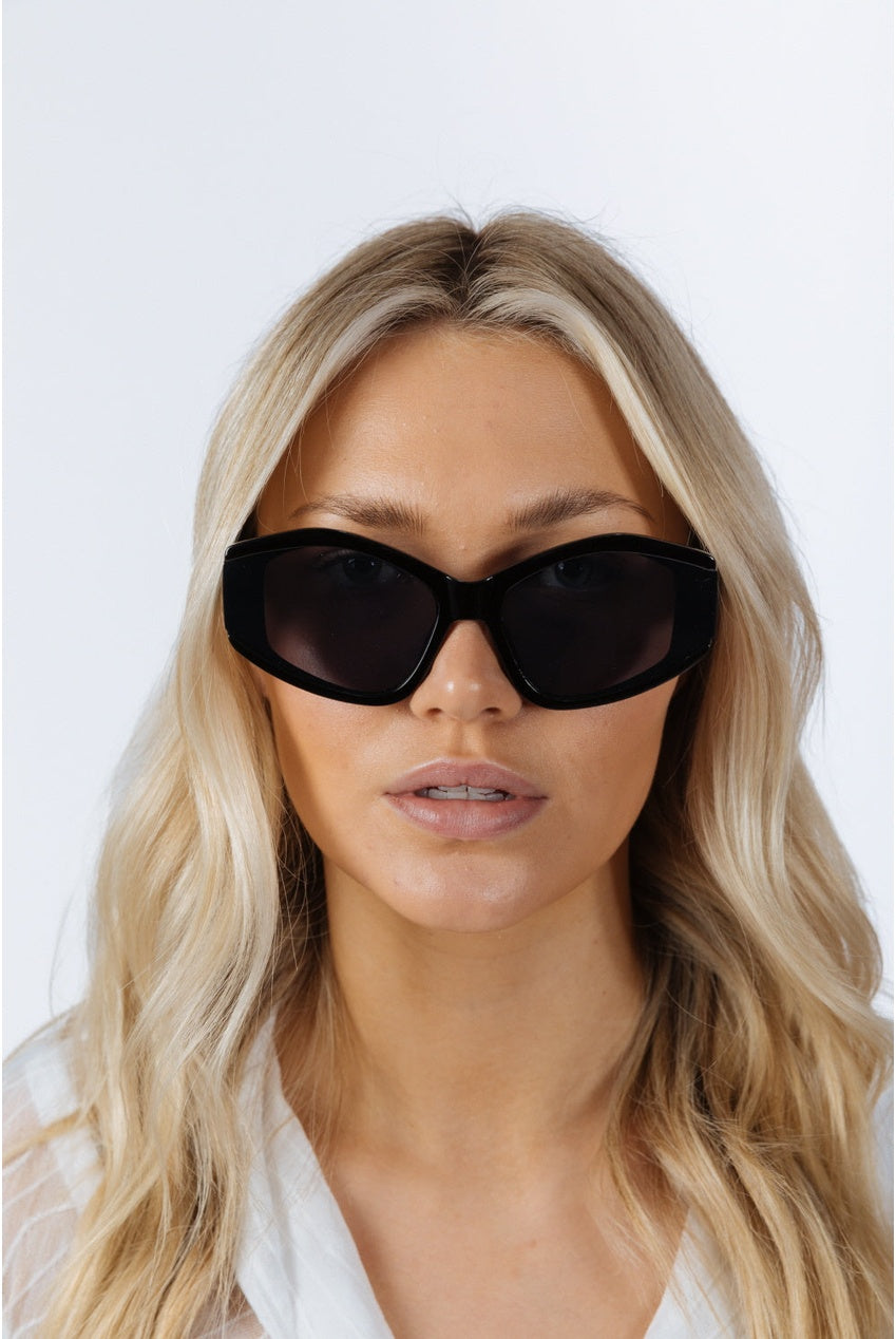 Angular Cat-Eye Sunglasses In Black SG2510302
