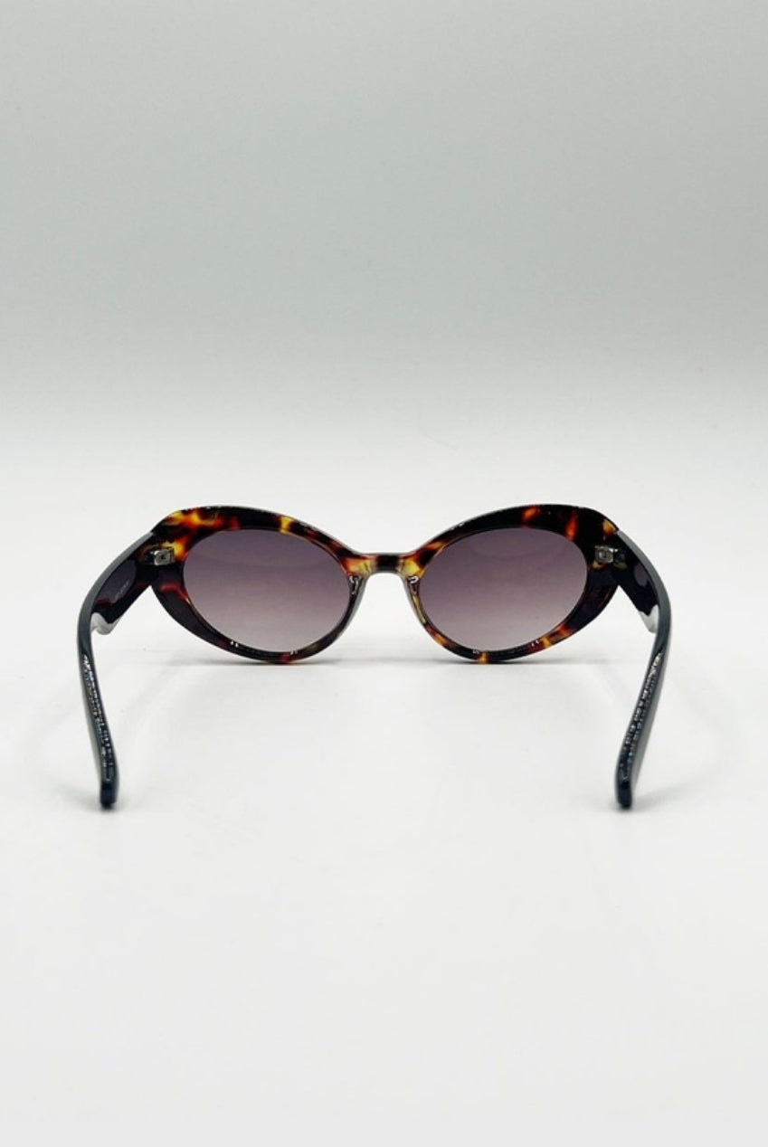Oval Cat-Eye Sunglasses In Tortoise SG2510405