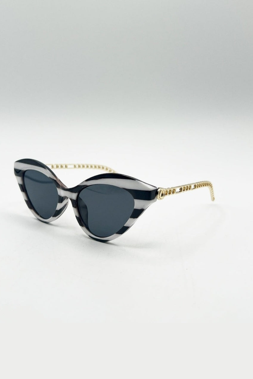 Cat-Eye Sunglasses In Black White Stripe SG2510501