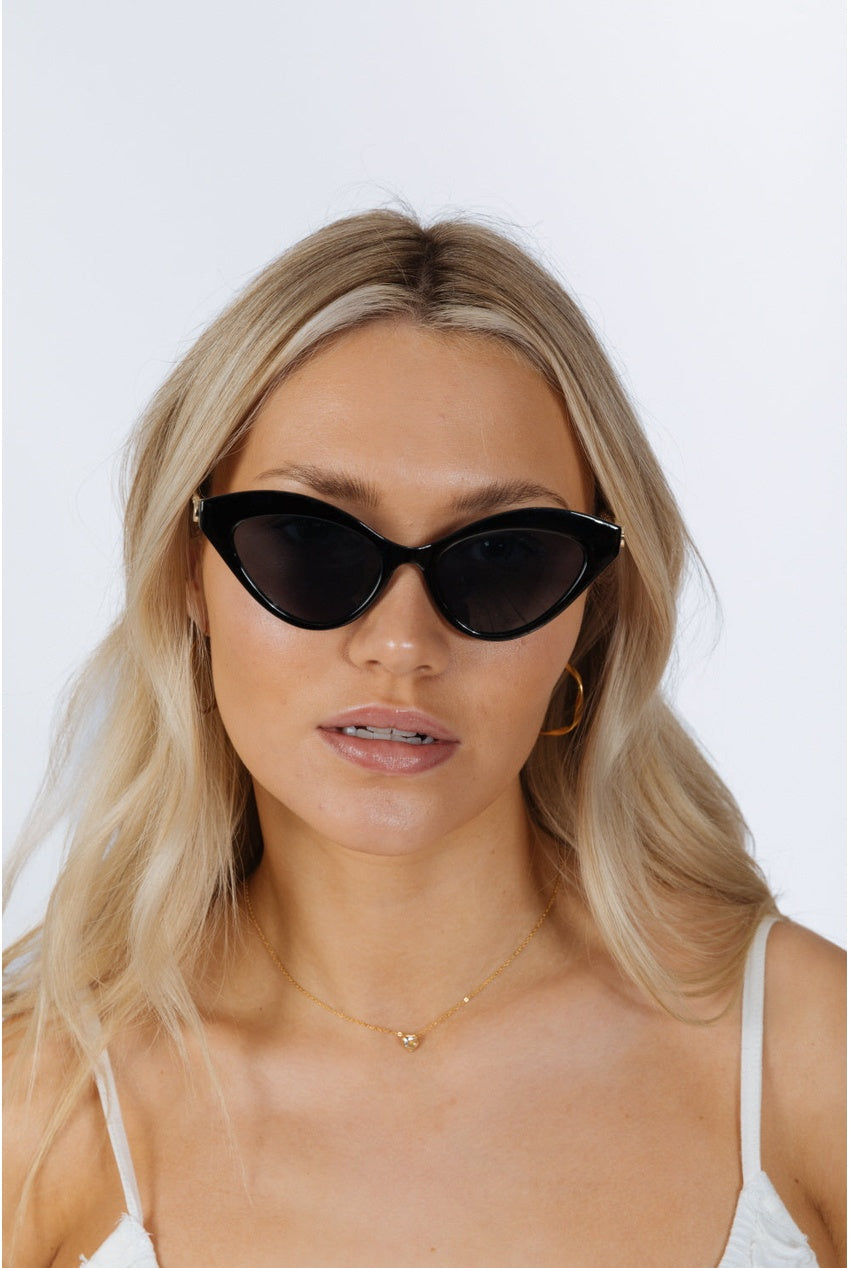 Cat-Eye Sunglasses In Black SG2510502