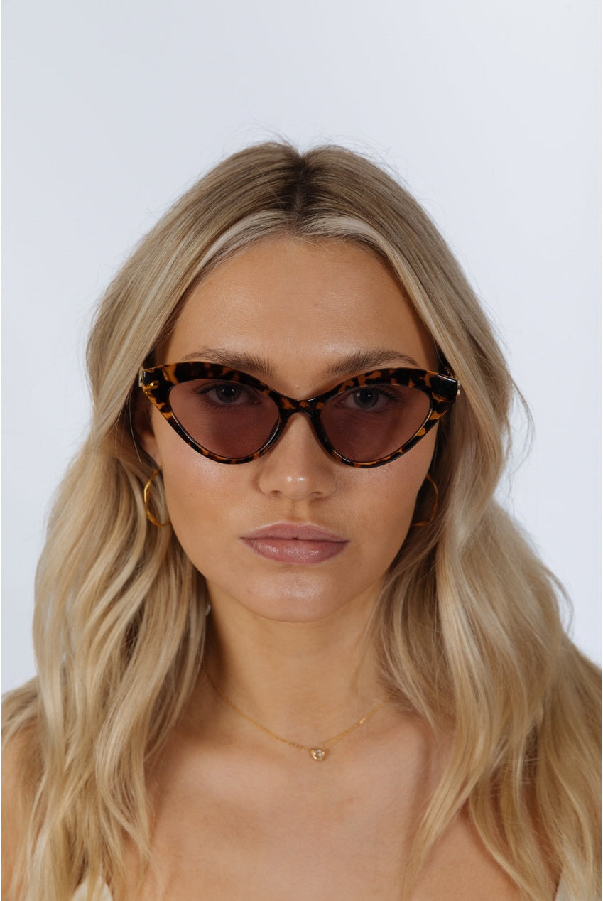 Cat-Eye Sunglasses With Thin Chain Arm Tortoise SG2510505
