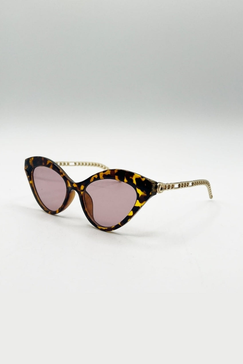 Cat-Eye Sunglasses With Thin Chain Arm Tortoise SG2510505