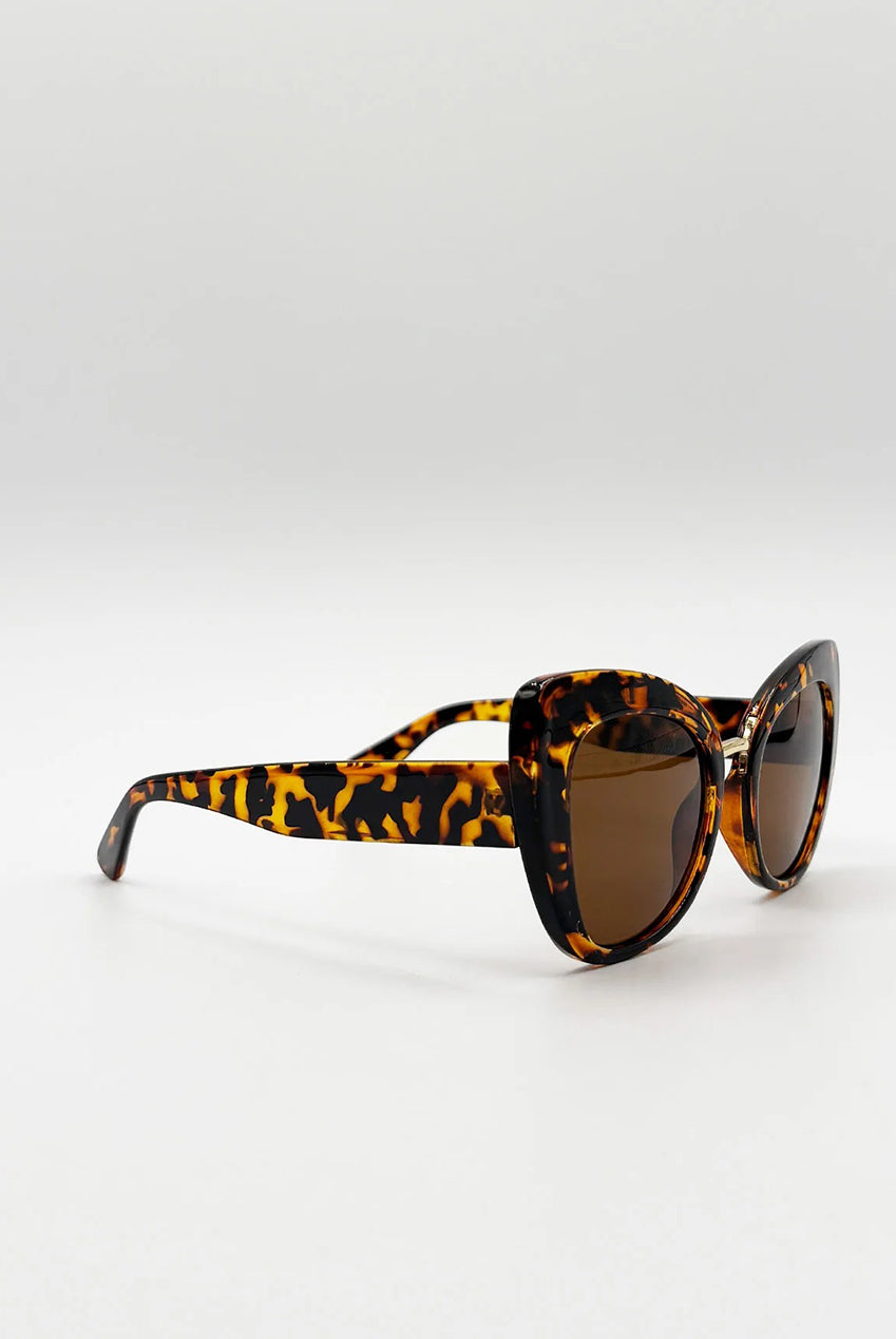 Oversized Cat-Eye Sunglasses In Tortoiseshell SG2510605