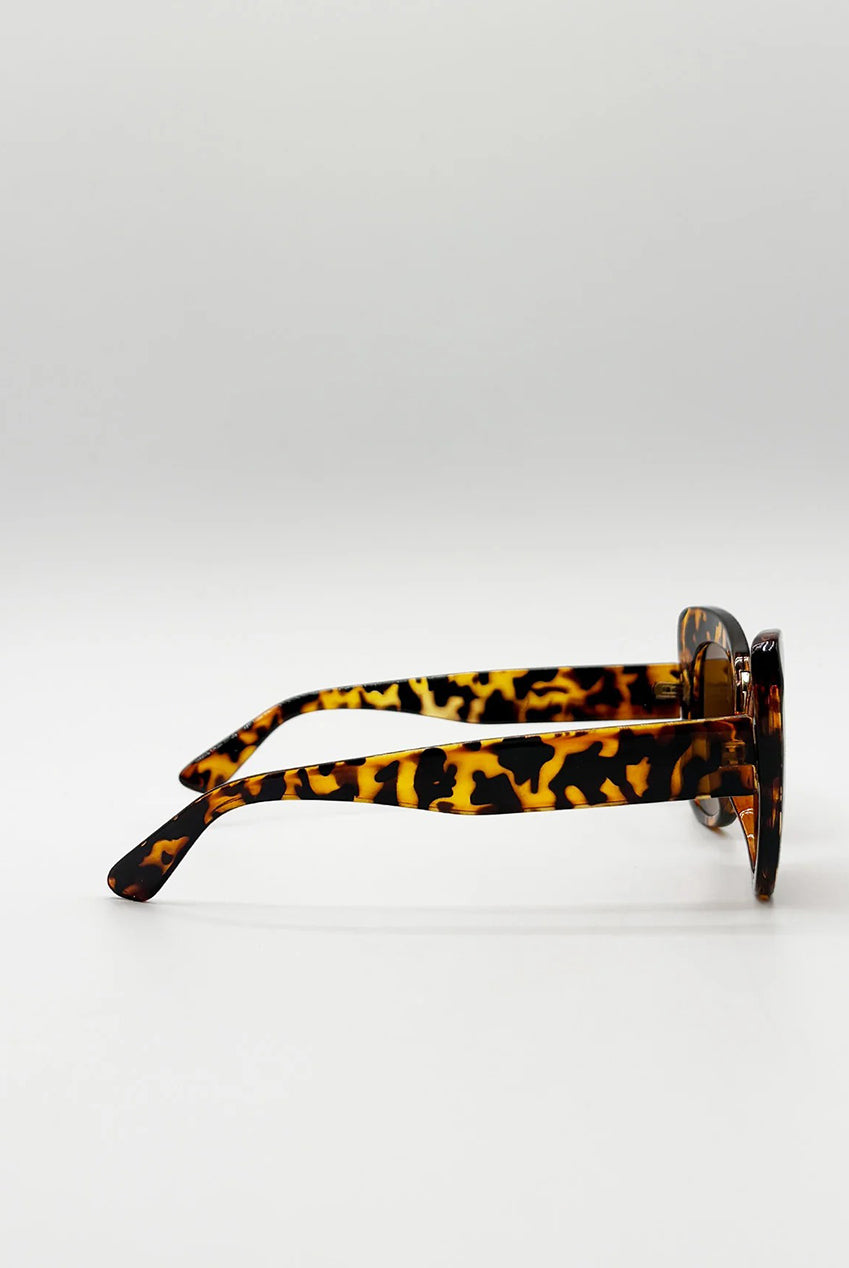 Oversized Cat-Eye Sunglasses In Tortoiseshell SG2510605