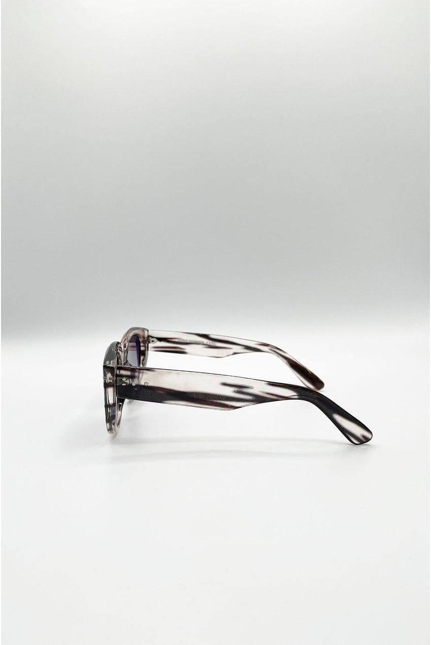 Round Stripe Cat Eye Sunglasses In Black SG2600802