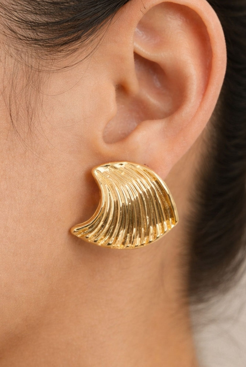 Nami Gold Wave Large Stud Earrings US01-10567