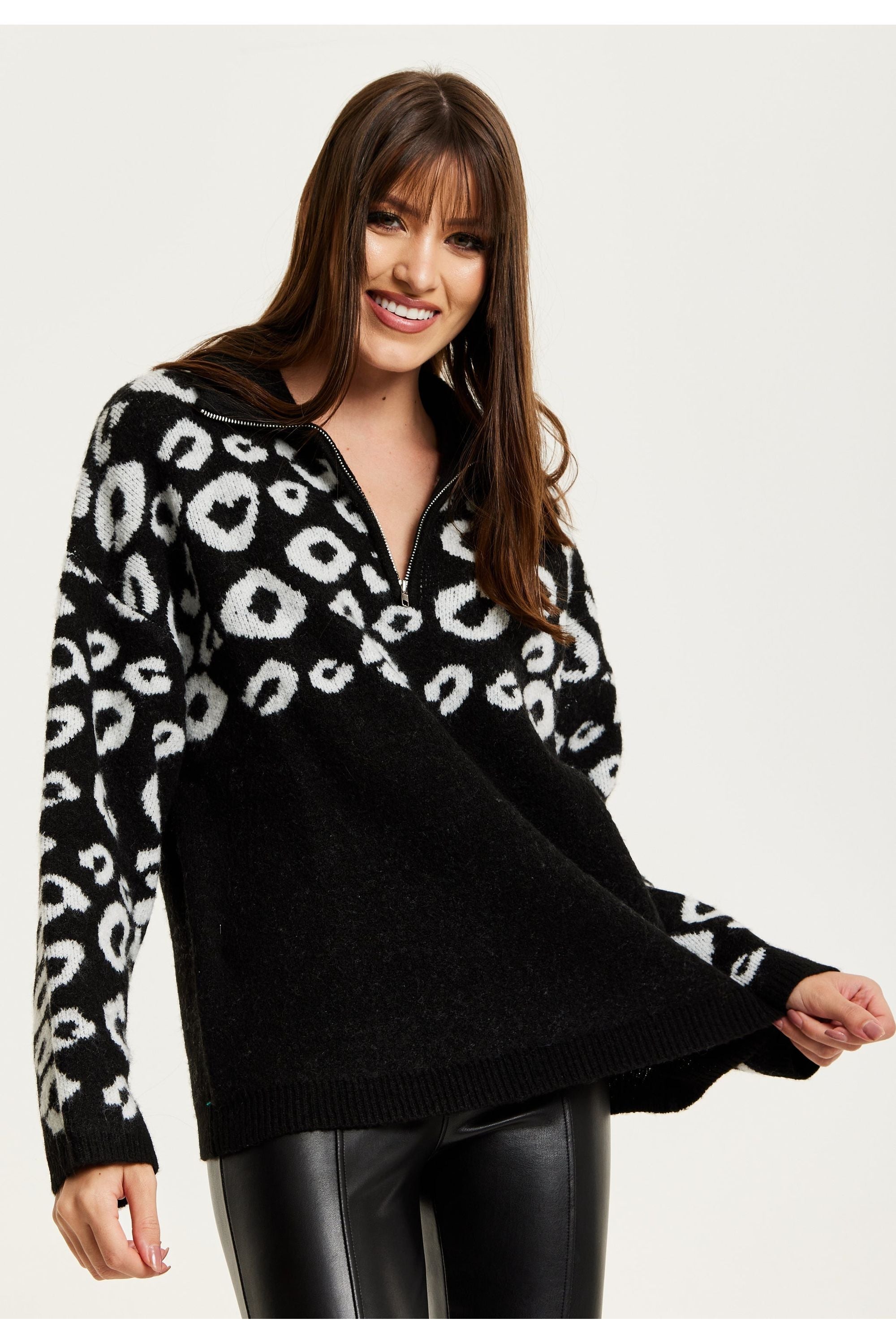 Black And White Jacquard Animal Pattern Jumper With Zip Front B25-LIQ23AW021