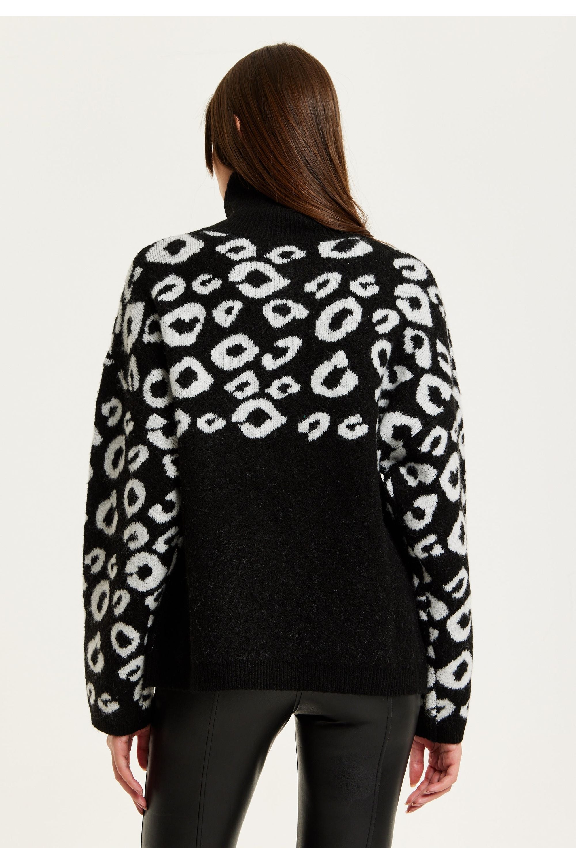 Black And White Jacquard Animal Pattern Jumper With Zip Front B25-LIQ23AW021