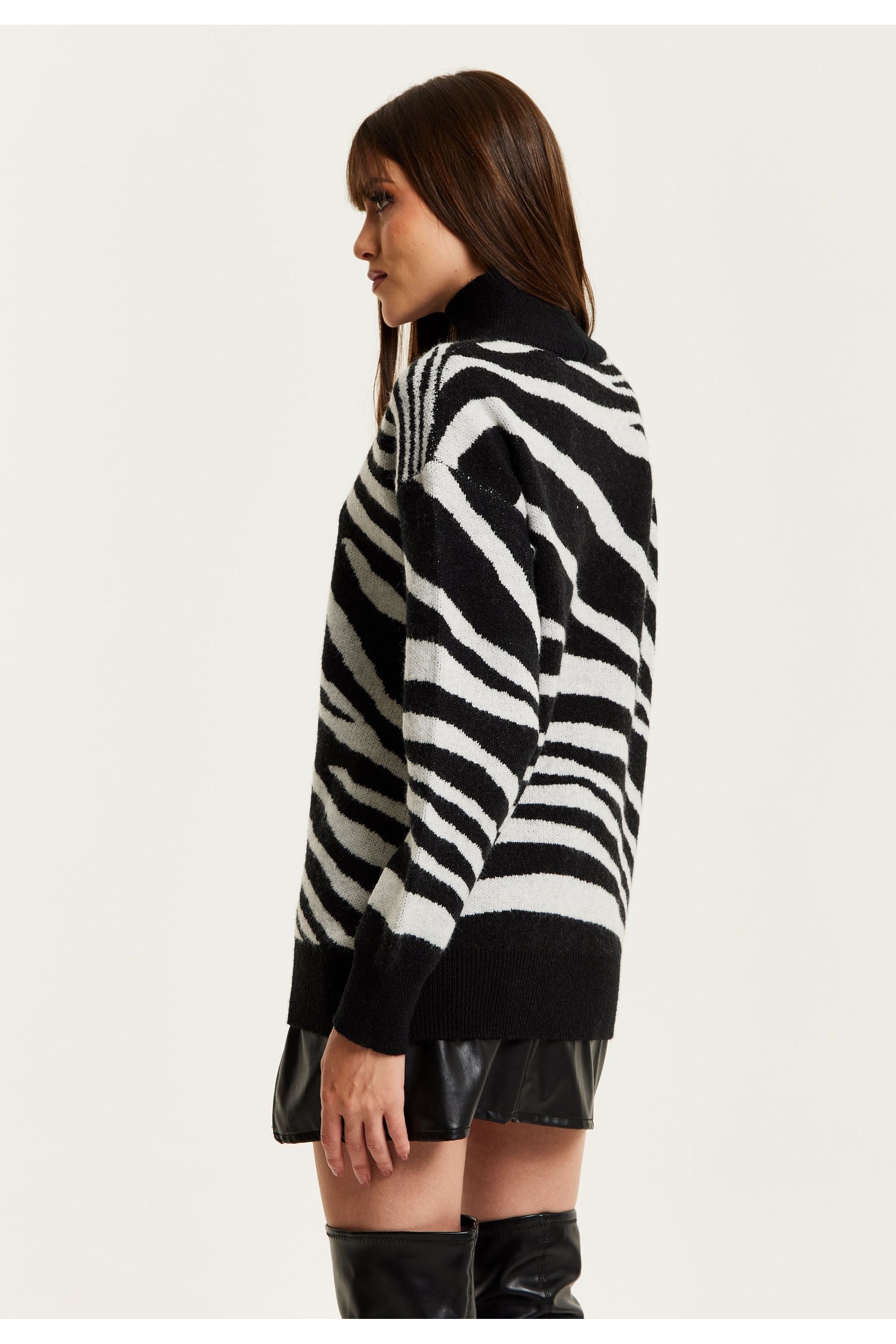 Mono Zebra High Neck Jumper C15-LIQ23AW008BL