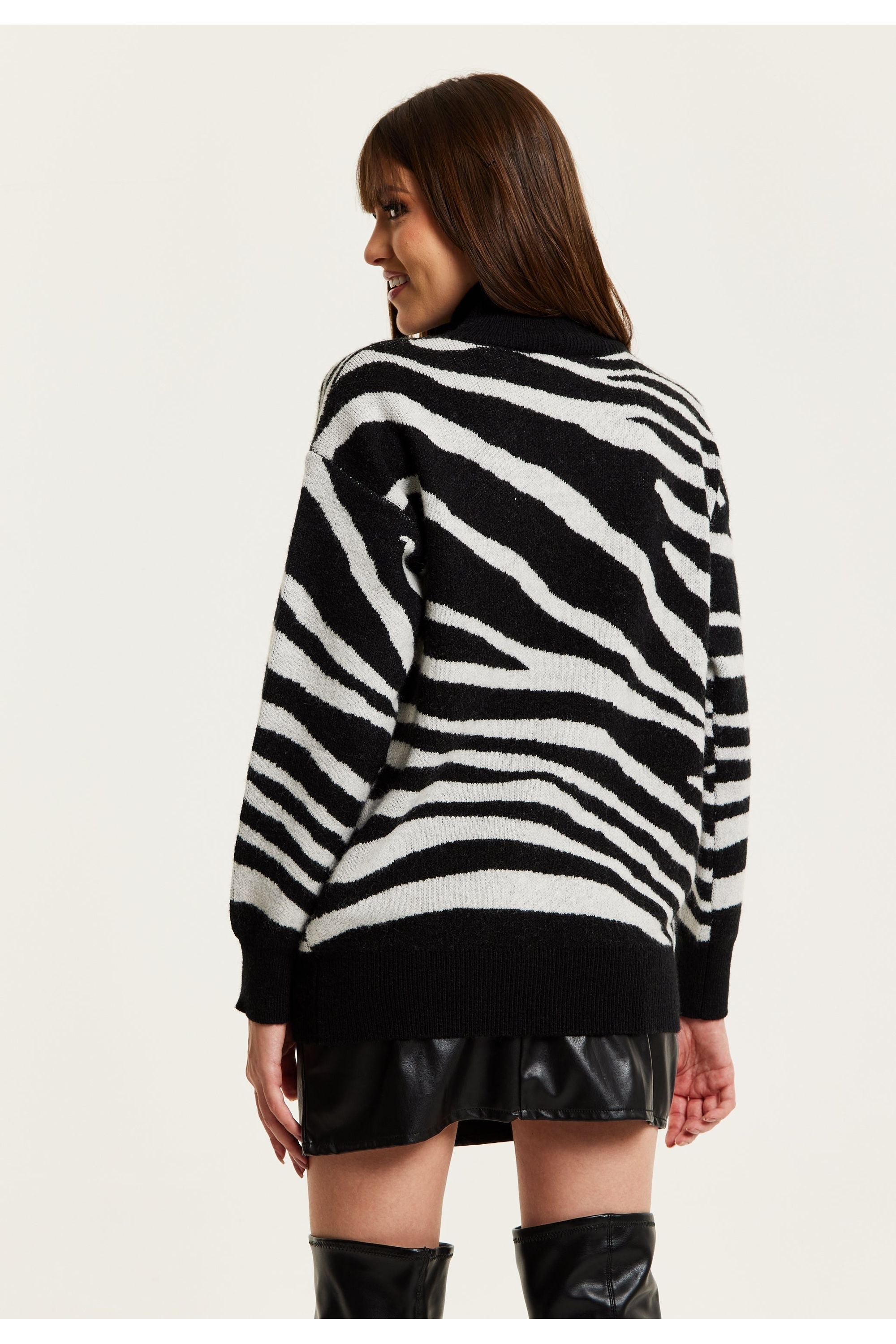 Mono Zebra High Neck Jumper C15-LIQ23AW008BL