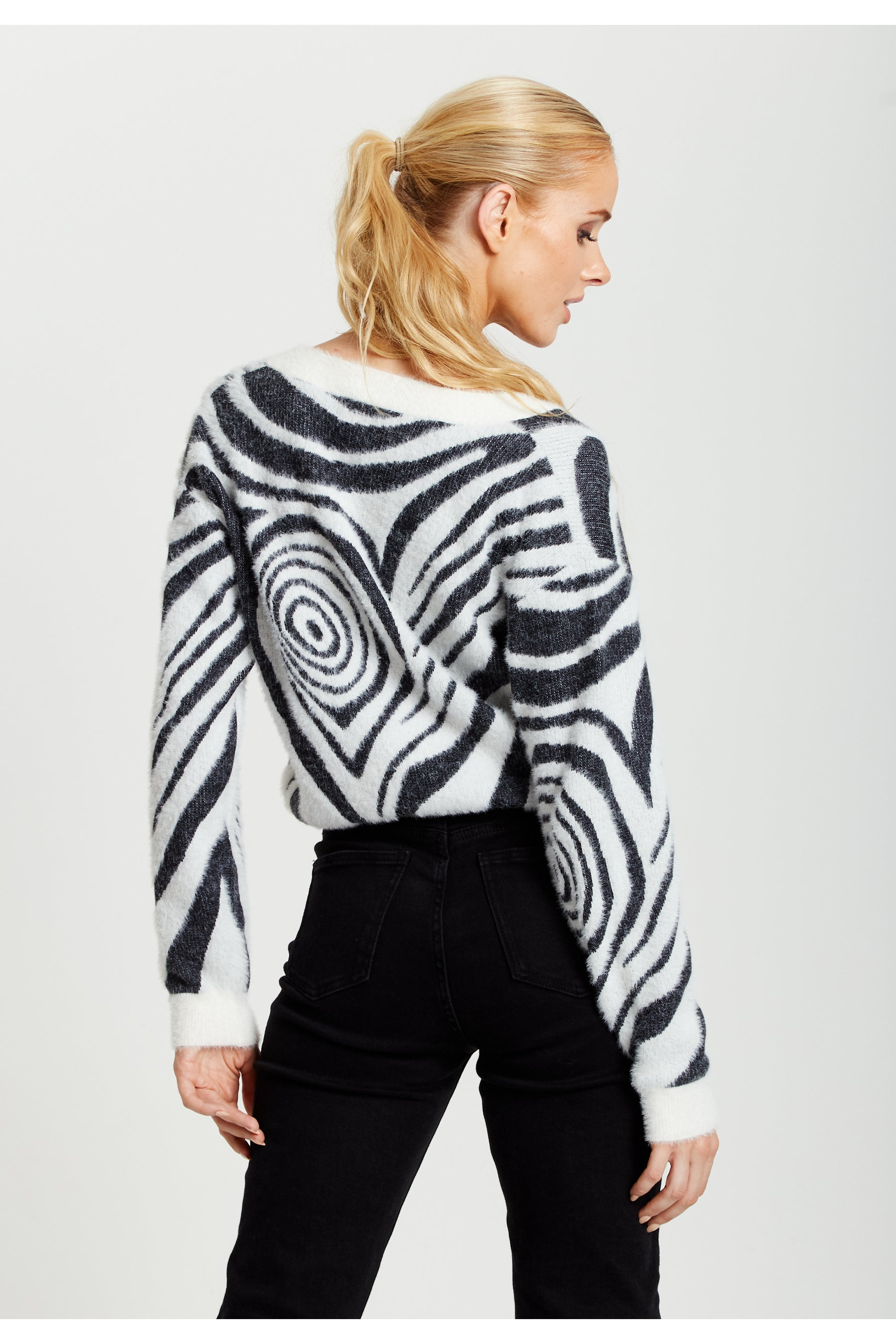 Fluffy Black And White Cardigan D1-LS-L22AW019