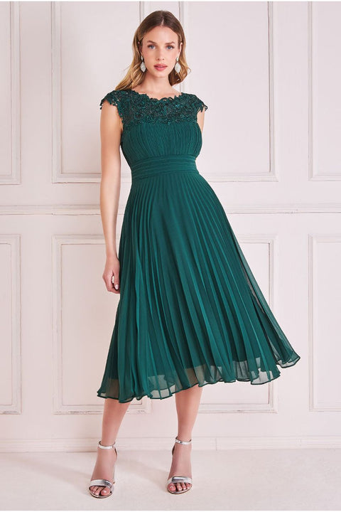 580+ Emerald Green Dress Stock Photos, Pictures & Royalty-Free Images -  iStock