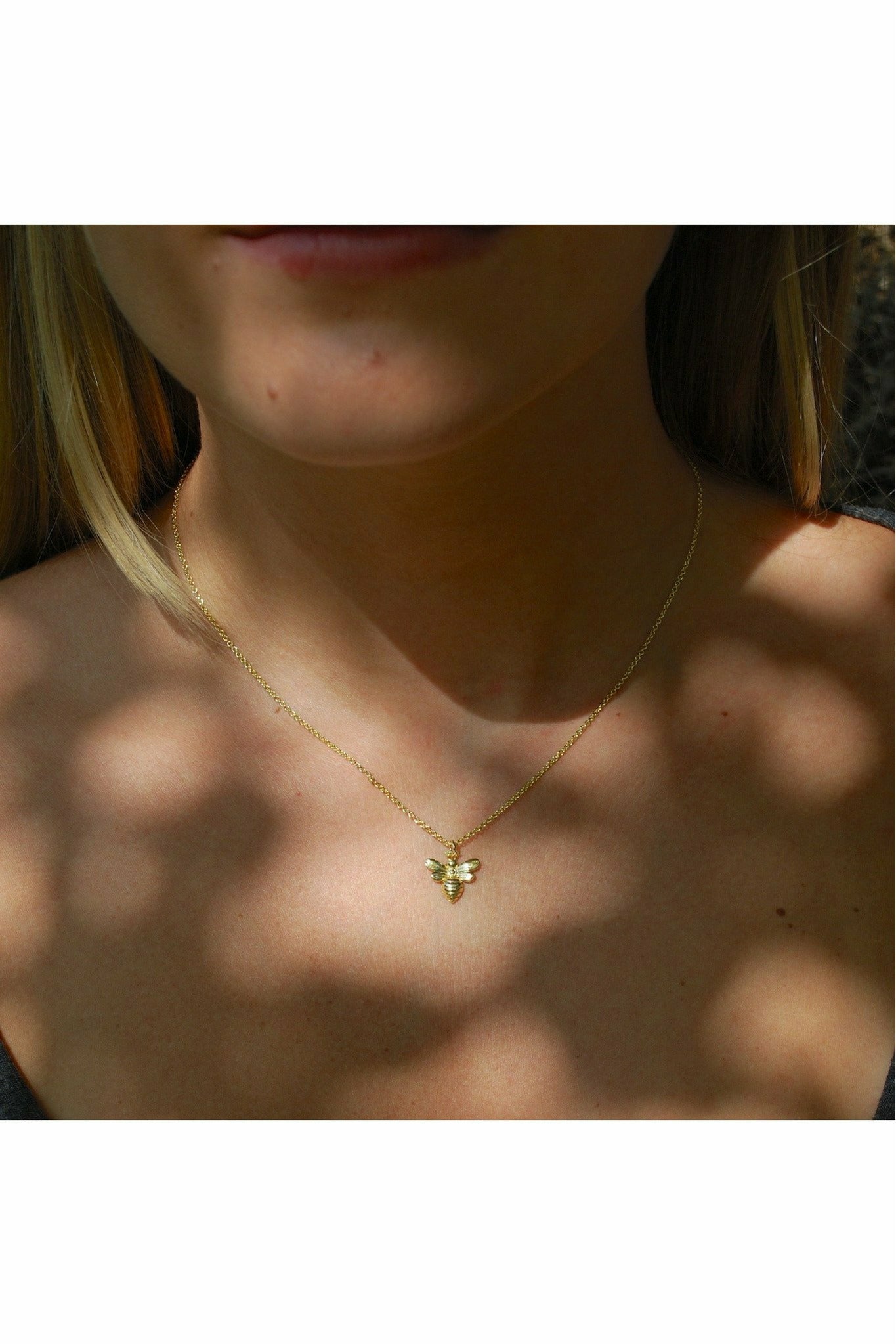 Little bee necklace in satin gold NLK29G