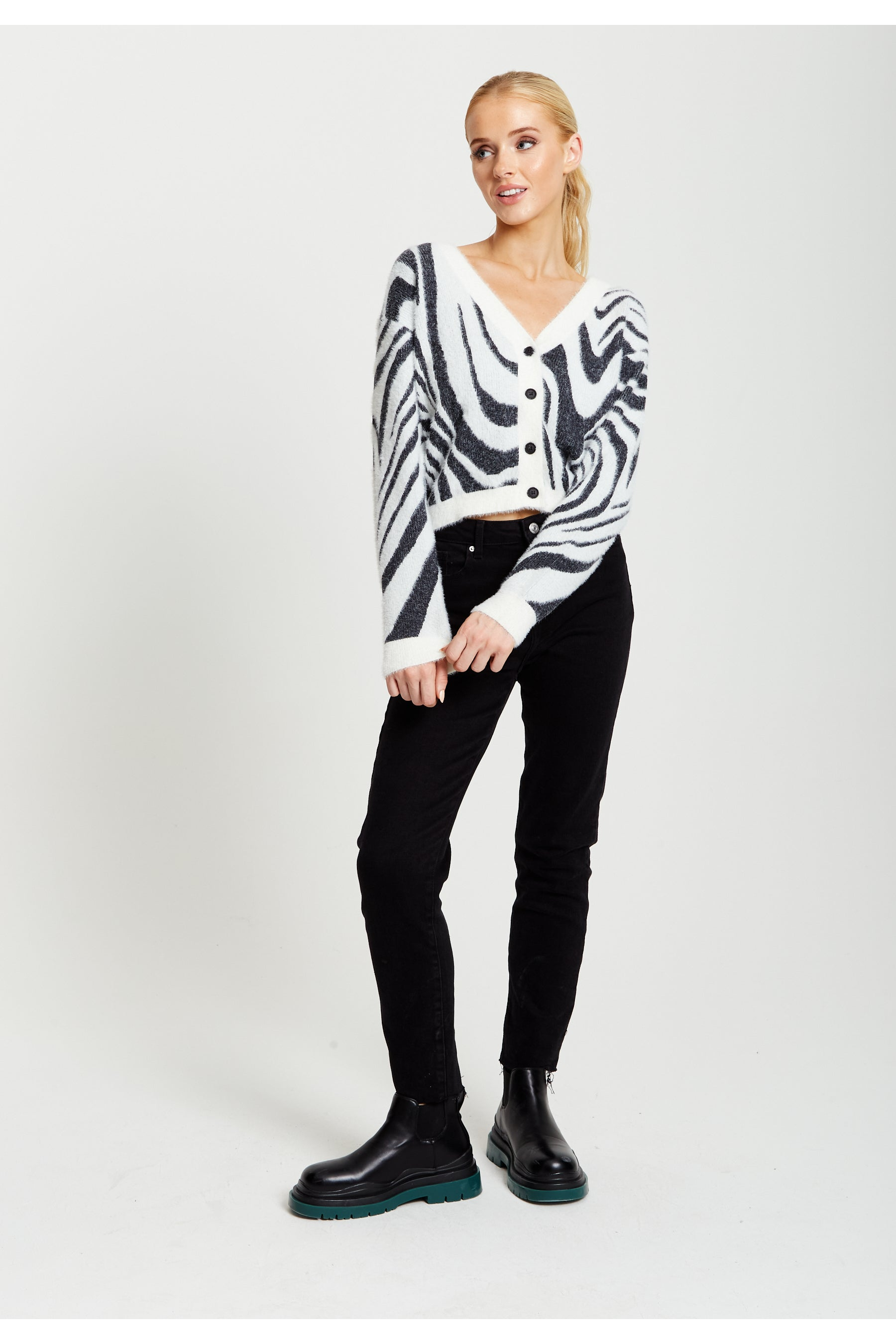 Fluffy Black And White Cardigan D1-LS-L22AW019