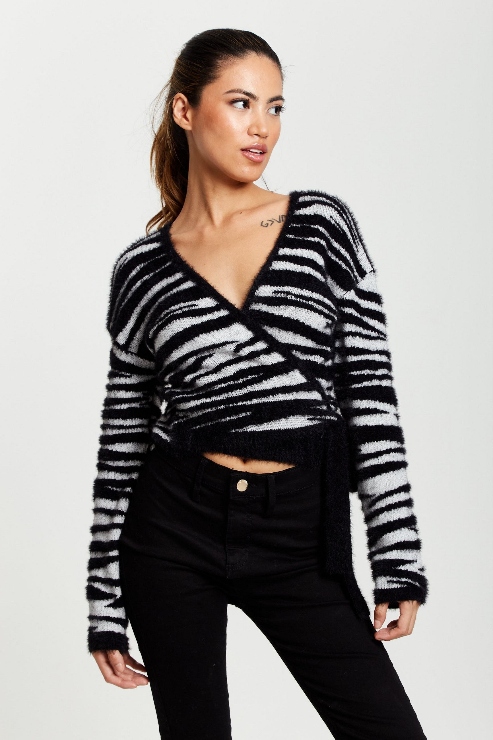 Zebra Pattern Wrap Cardigan In Black And Whit E8-139-LS-L22SS007-A